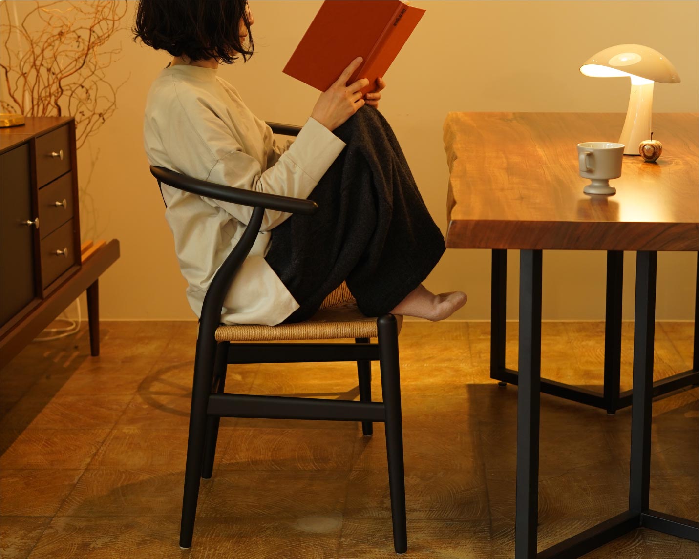 CARL HANSEN & SON （カール・ハンセン＆サン）CH24(Yチェア）ビーチに座って足をあげている画像