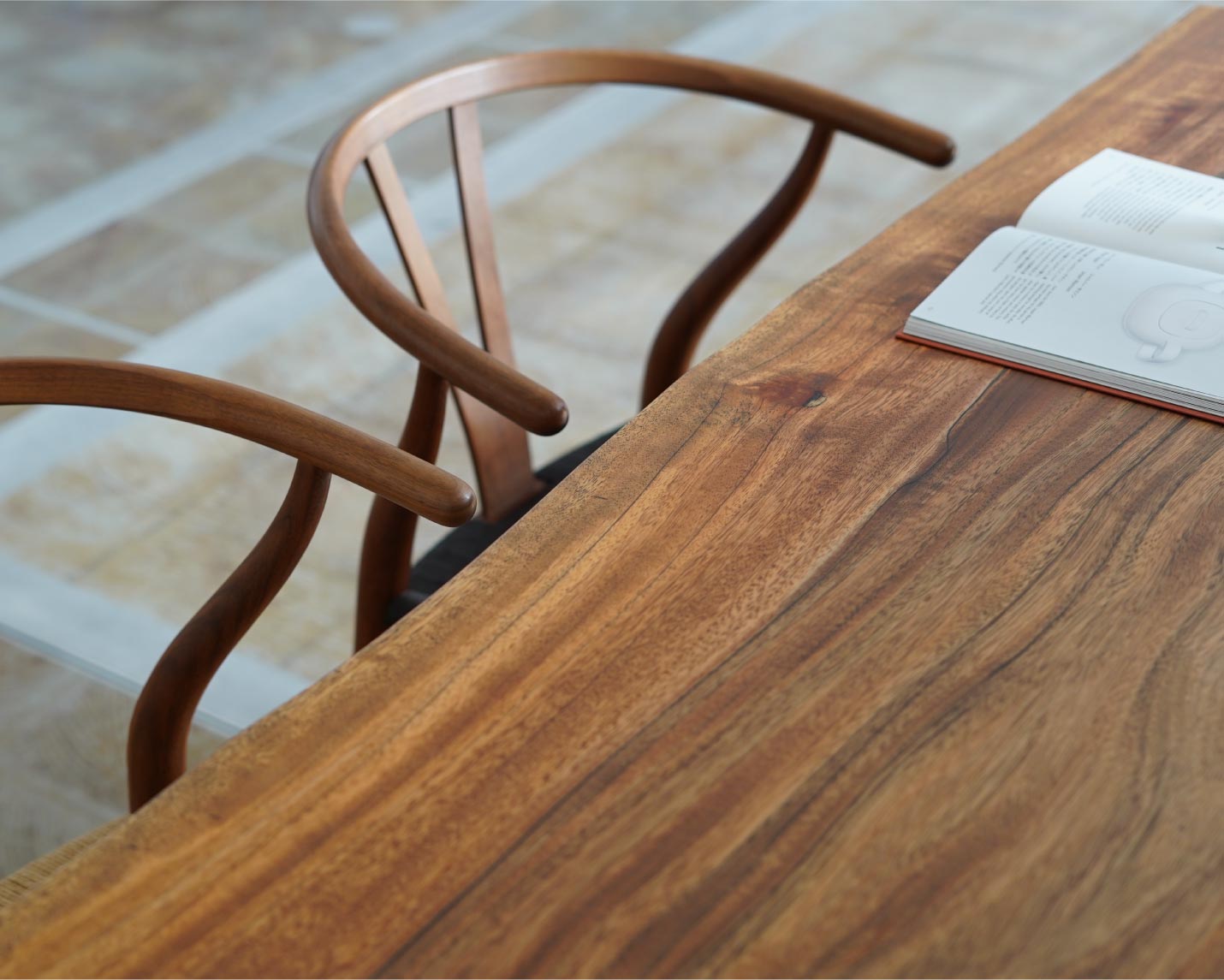 CARL HANSEN & SON （カール・ハンセン＆サン）CH24(Yチェア）ウォールナット オイルフィニッシュのあるダイニング