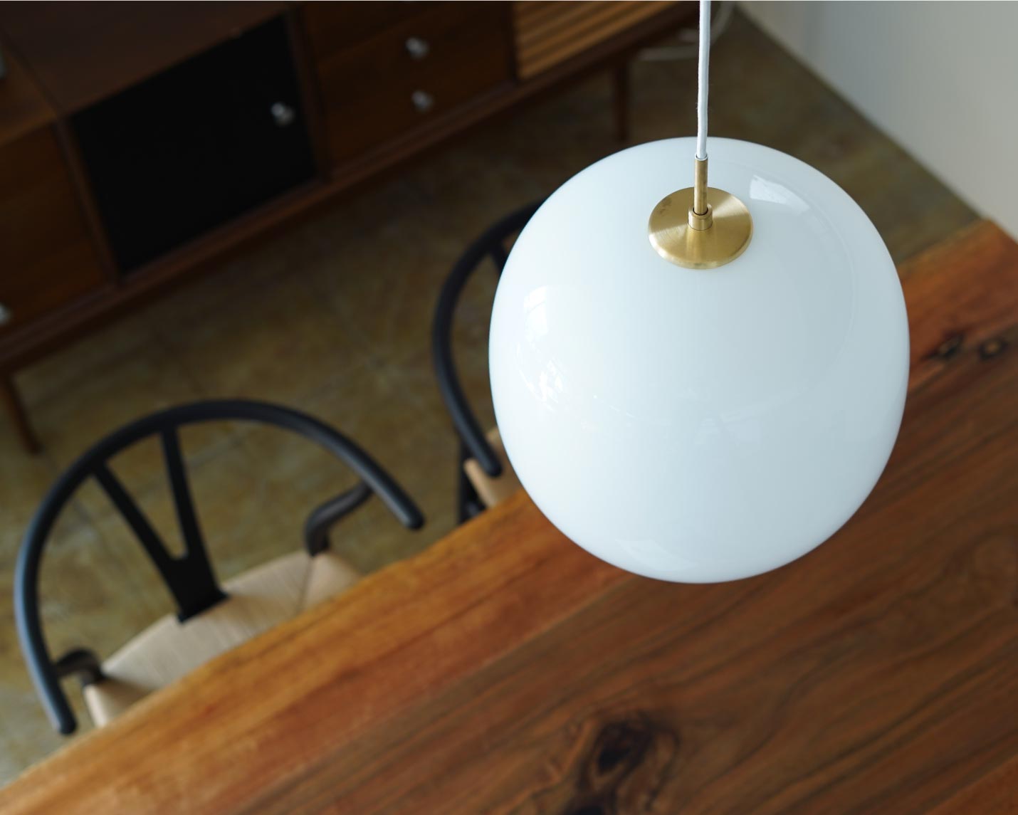 CARL HANSEN & SON （カール・ハンセン＆サン）CH24(Yチェア）とVL45ラジオハウスペンダントのあるダイニング