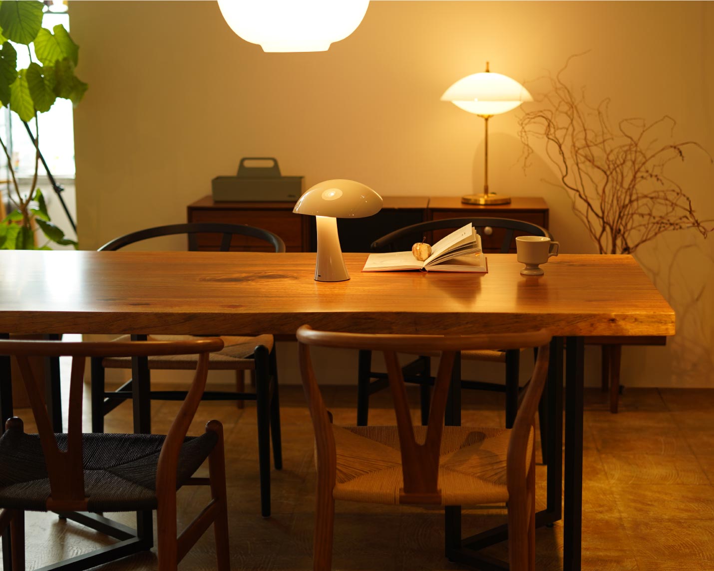 CARL HANSEN & SON （カール・ハンセン＆サン）CH24(Yチェア）ウォールナットのあるダイニング