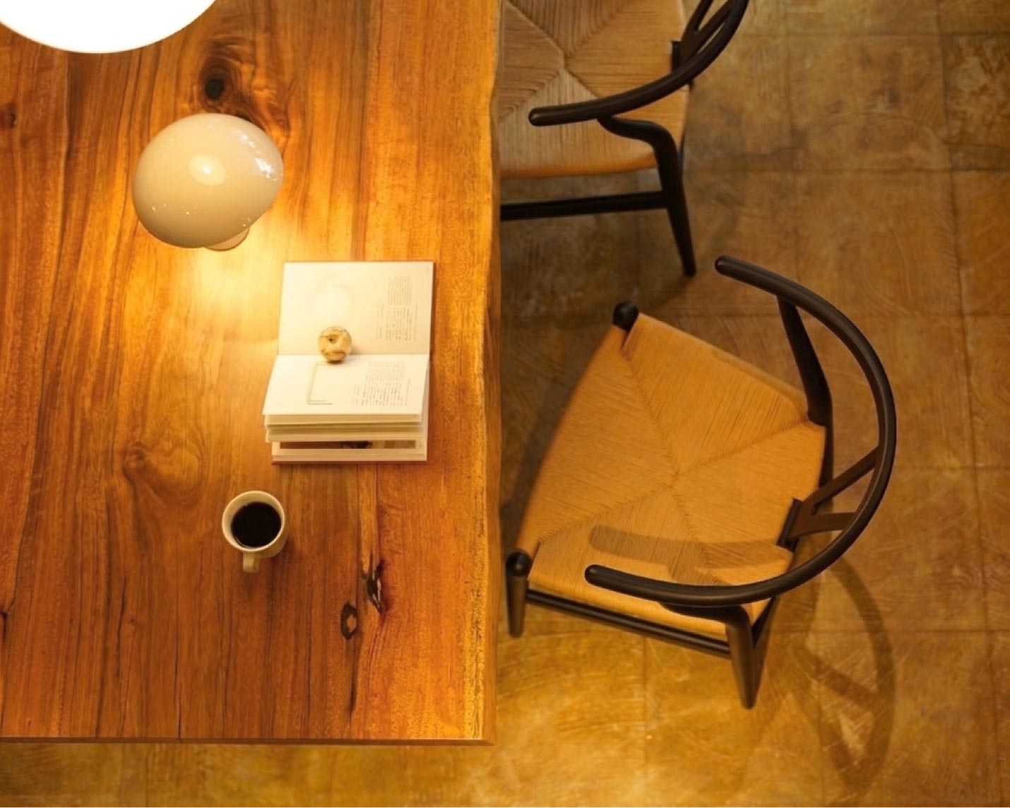 CARL HANSEN & SON （カール・ハンセン＆サン）CH24(Yチェア）ビーチ ソフトマットブラックのあるダイニング