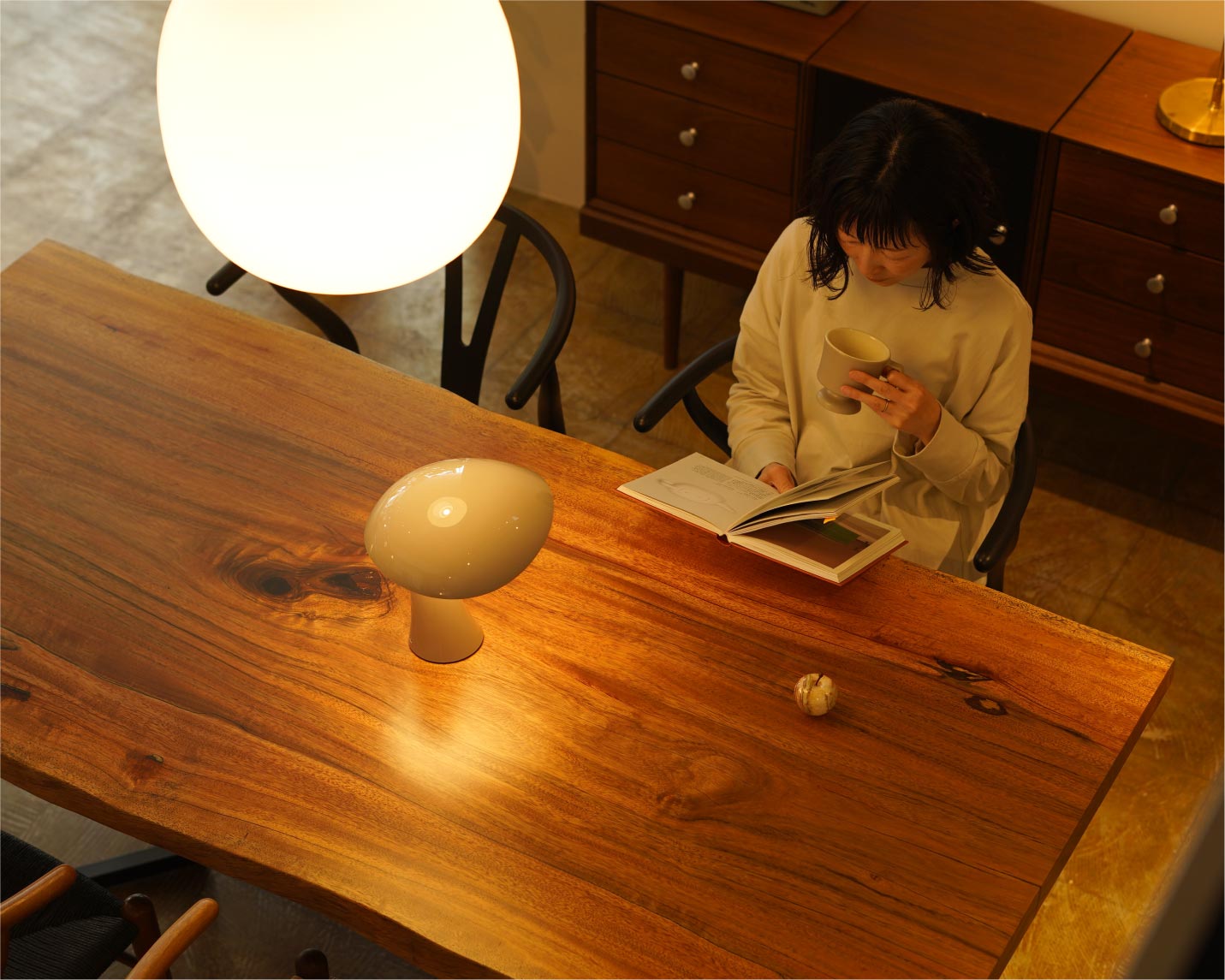 CARL HANSEN & SON （カール・ハンセン＆サン）4歳の女の子が座っているCH24(Yチェア）