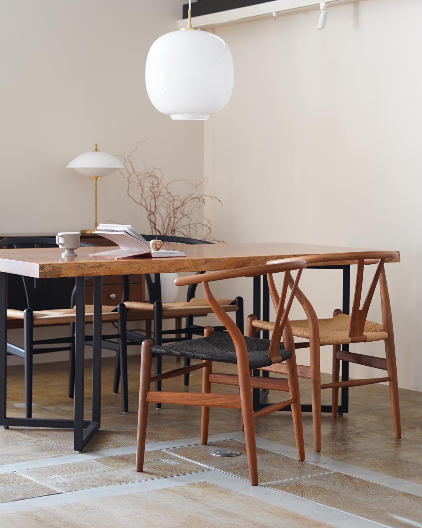 CARL HANSEN & SON （カール・ハンセン＆サン）CH24(Yチェア）ウォールナット オイルのあるダイニング