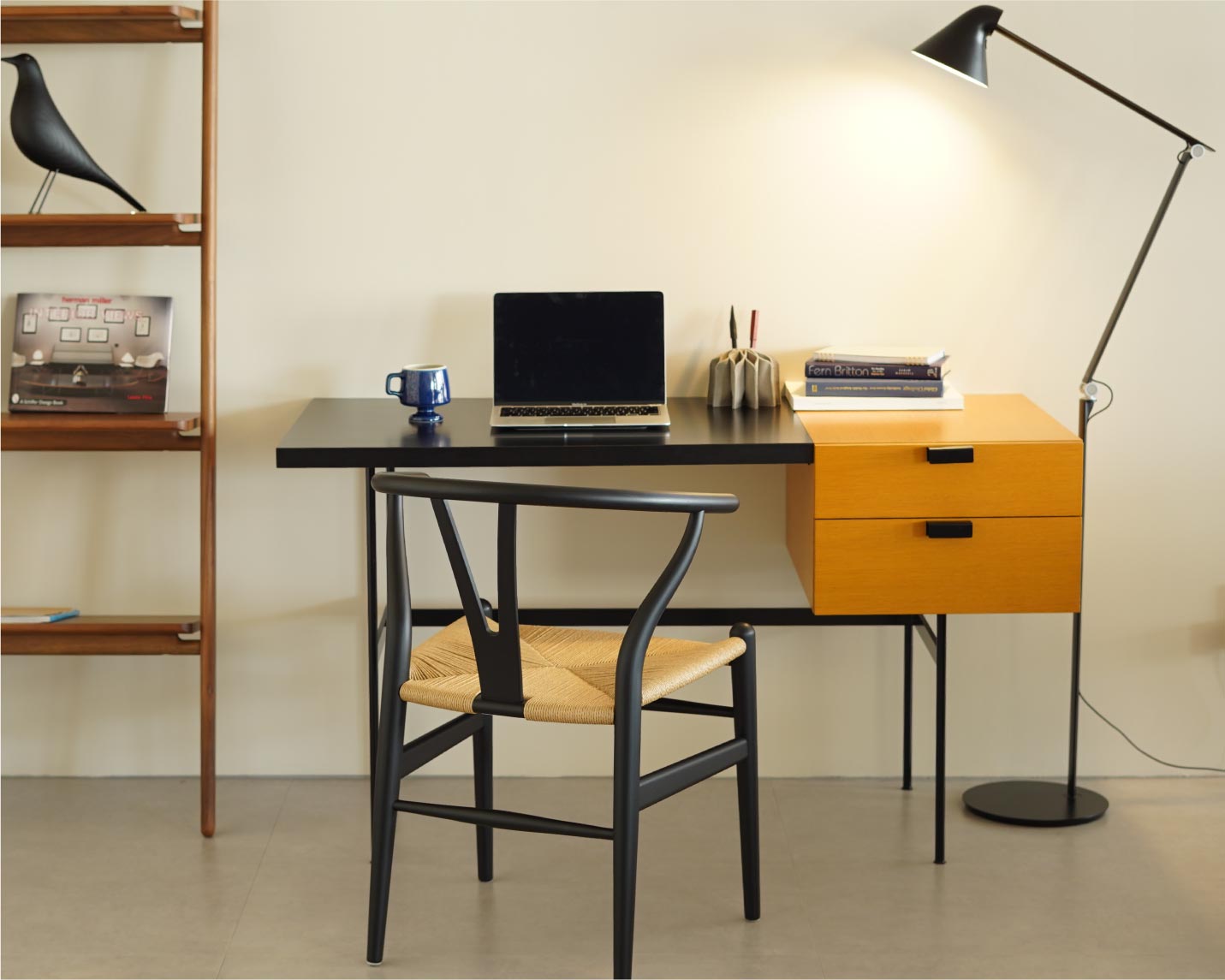 ピエール・ポランデスクとCARL HANSEN & SON （カール・ハンセン＆サン）CH24(Yチェア）ソフトブラック/ビーチの組み合わせのデスク