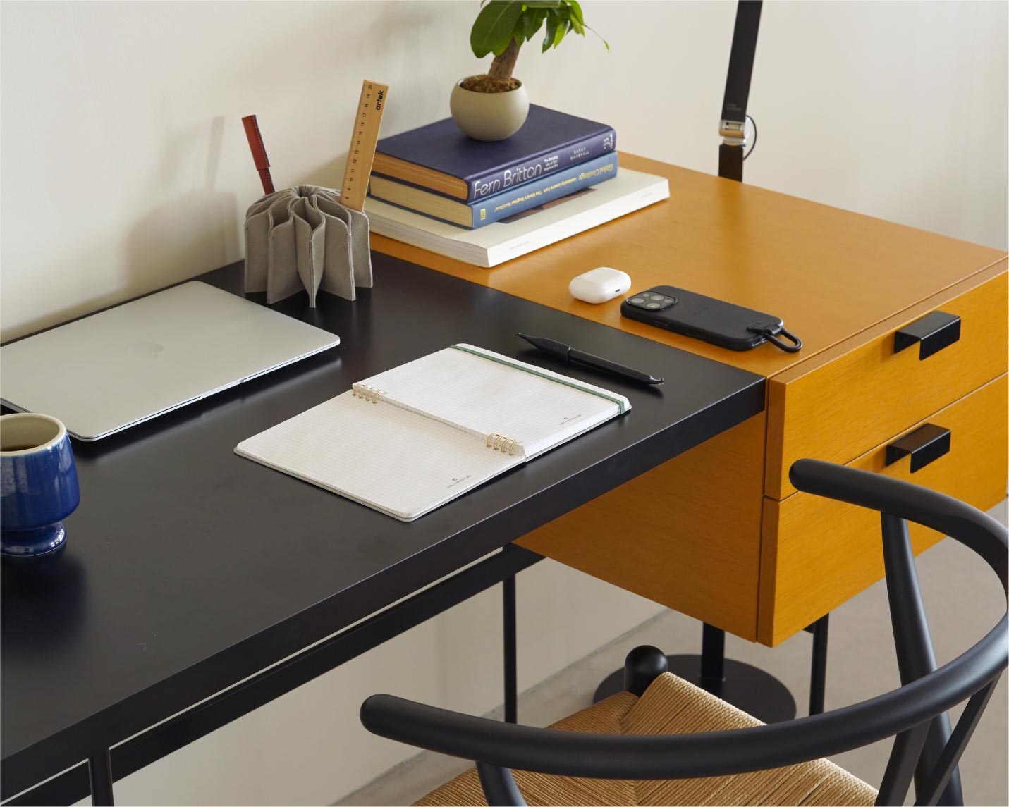 ピエール・ポランデスクとCARL HANSEN & SON (カール・ハンセン&サン)CH24(Yチェア)ビーチ ソフトマットブラック