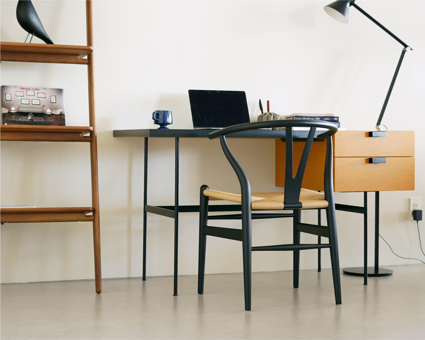 CARL HANSEN & SON （カール・ハンセン＆サン）CH24(Yチェア）ソフトブラック/ビーチをデスクに合わせて
