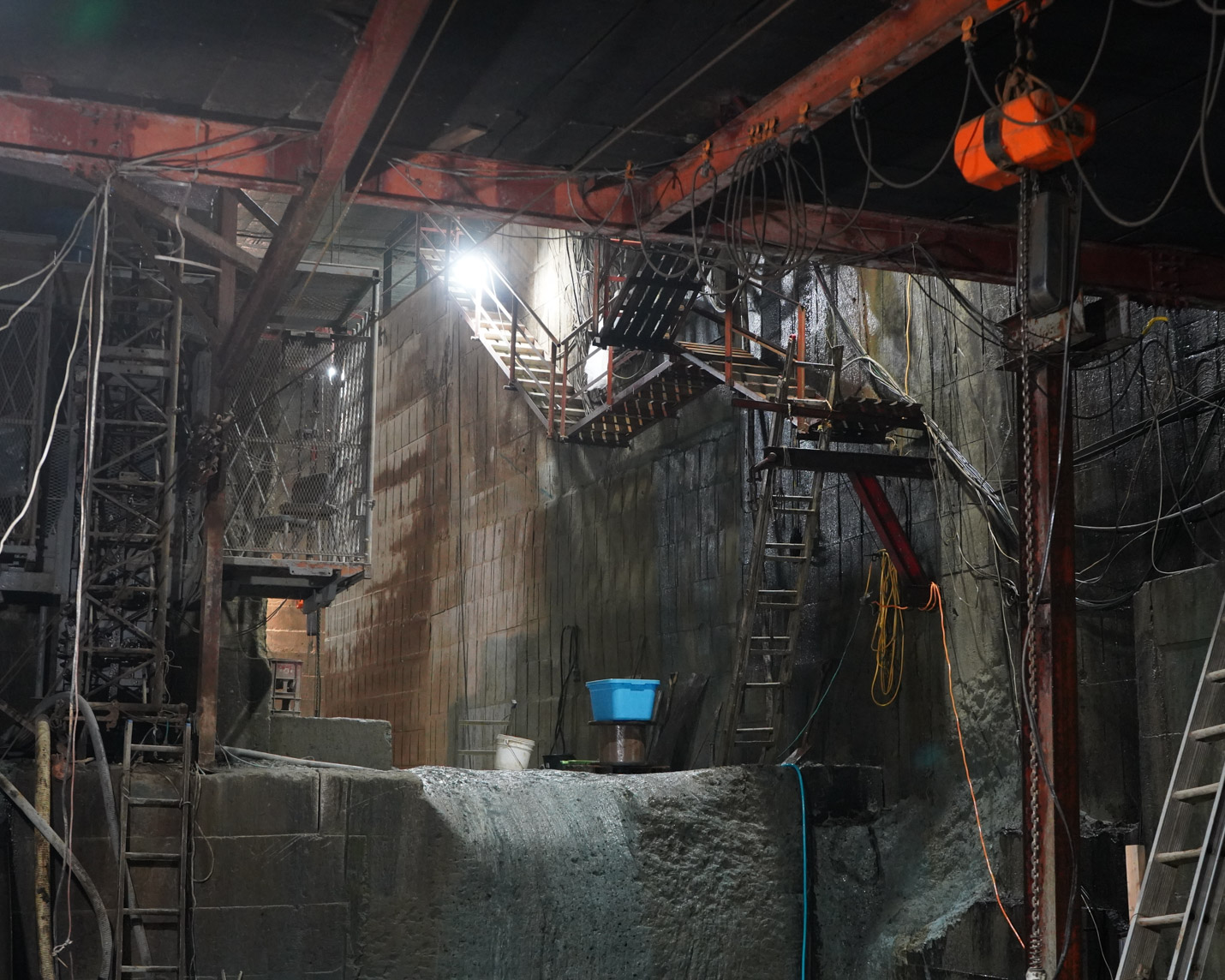 vanillaオリジナル大谷石ハーフラウンドプレートの採掘現場