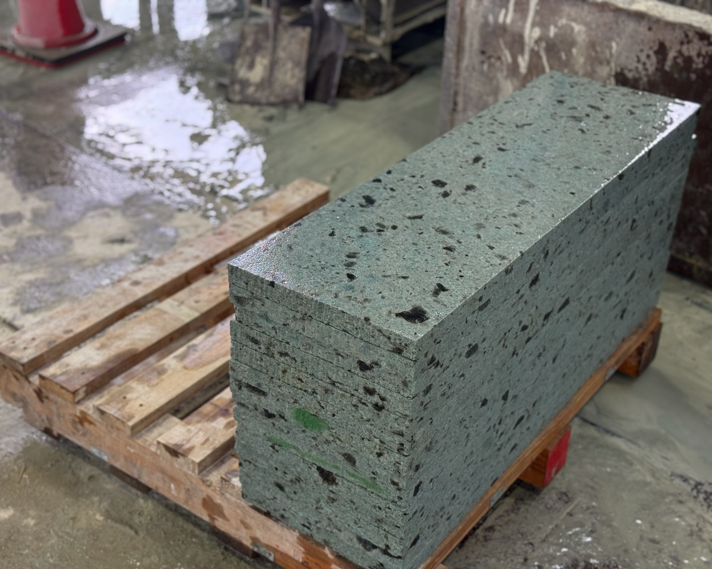 vanillaオリジナル大谷石ハーフラウンドプレートの採掘現場