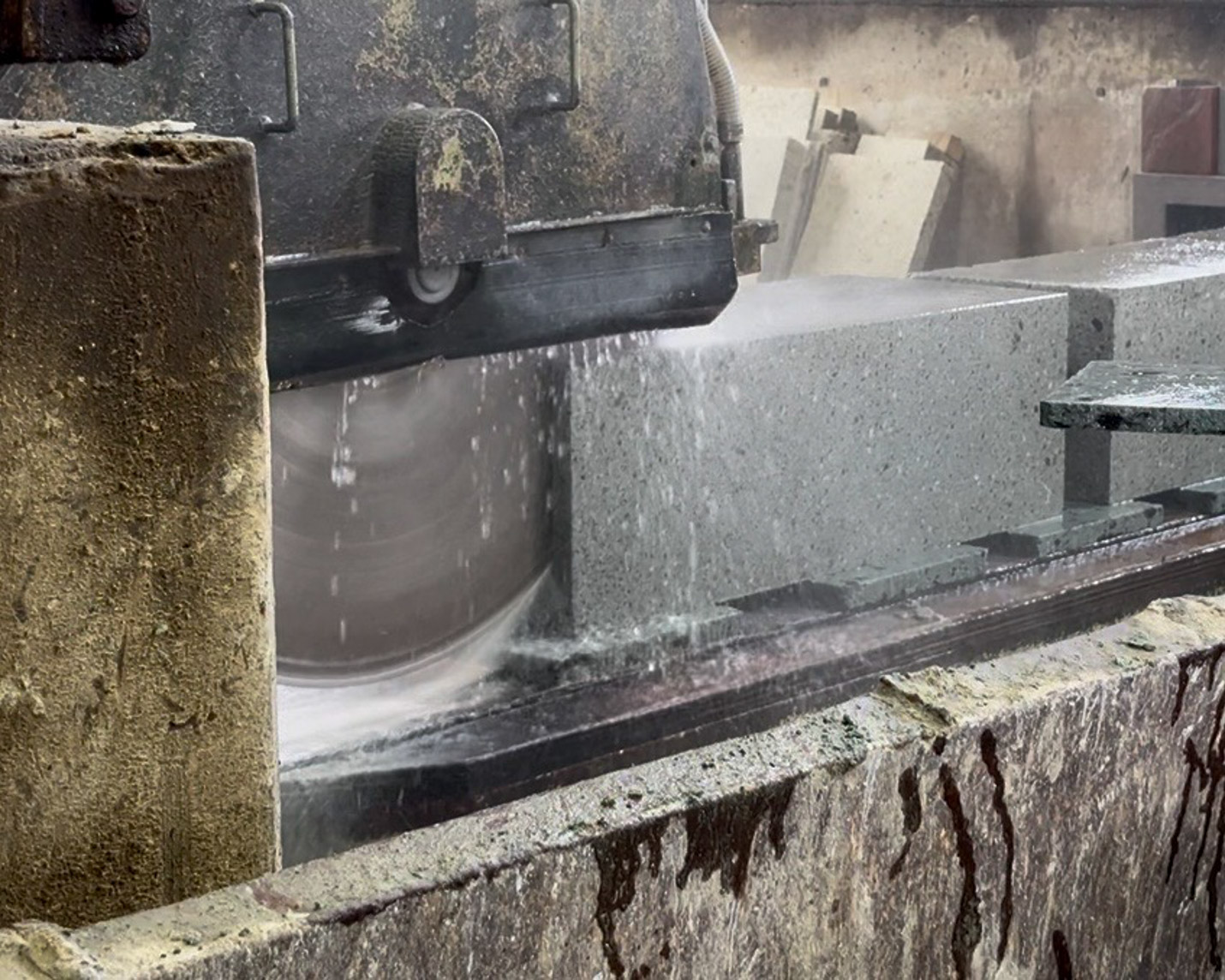 vanillaオリジナル大谷石ハーフラウンドプレートの採掘現場