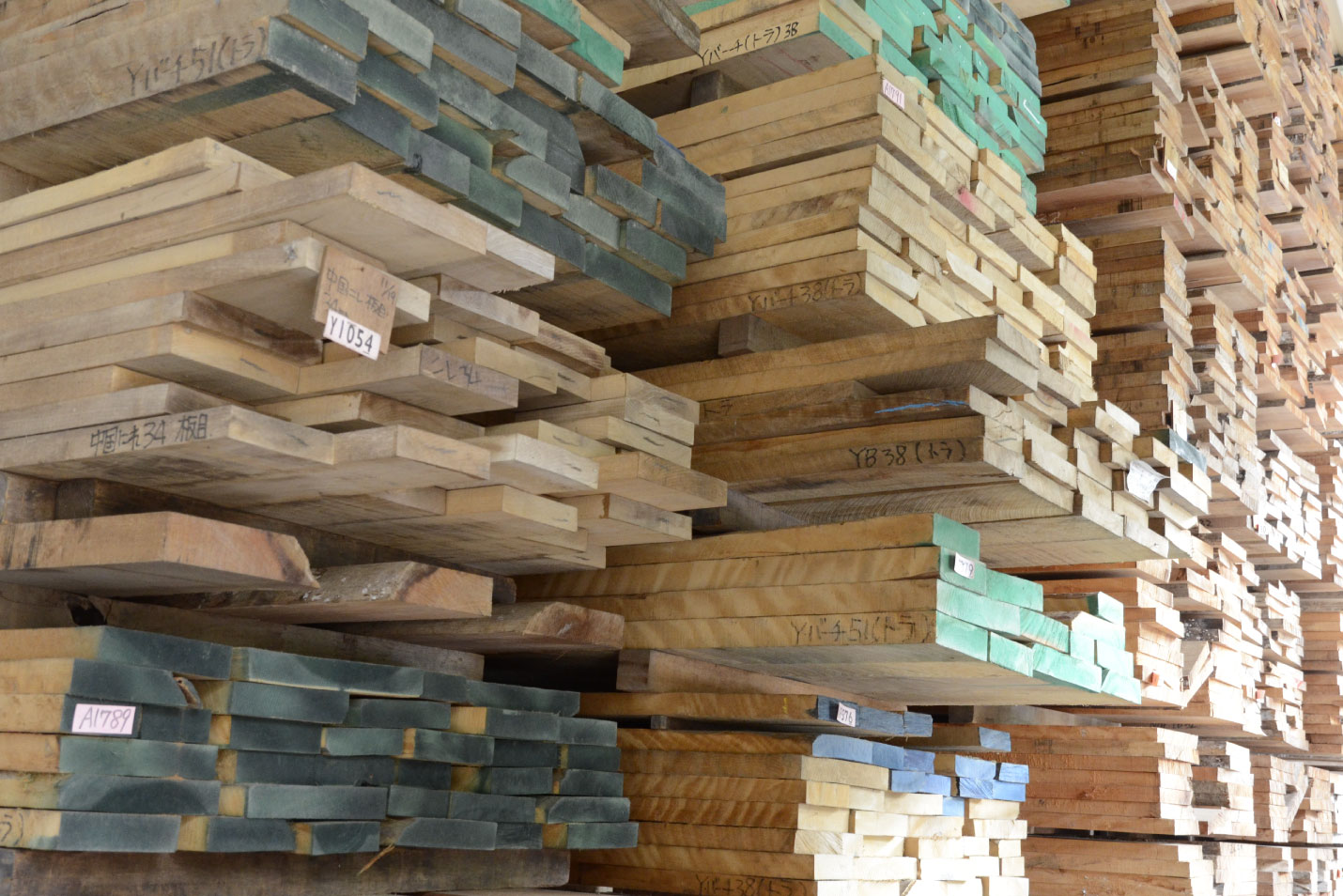 マルニ木工 社内の木材