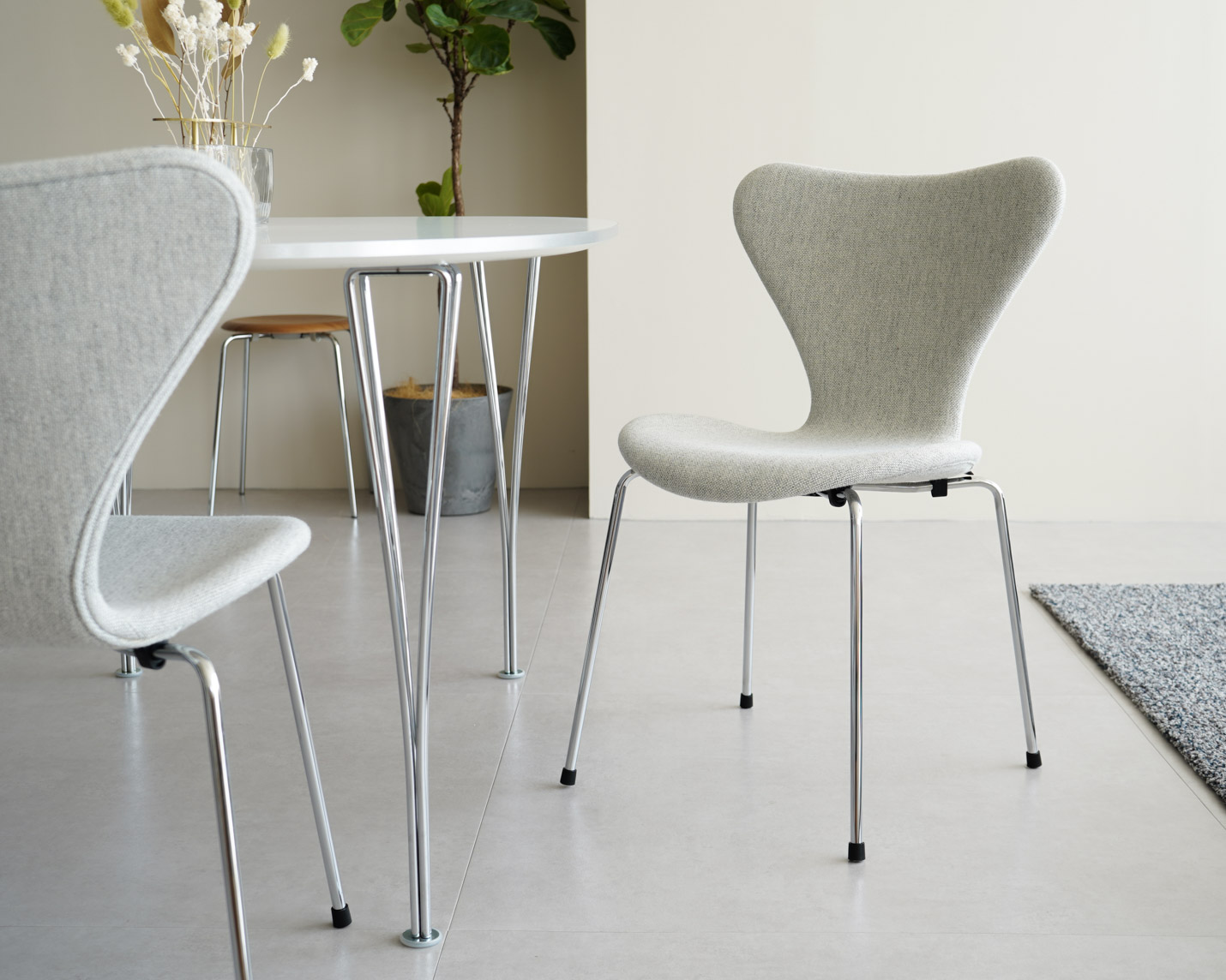 FRITZ HANSEN（フリッツ・ハンセン）SERIES 7（セブンチェア） フルパディング HALLINGDAL - ホワイト/グレー（110）×クロームベース