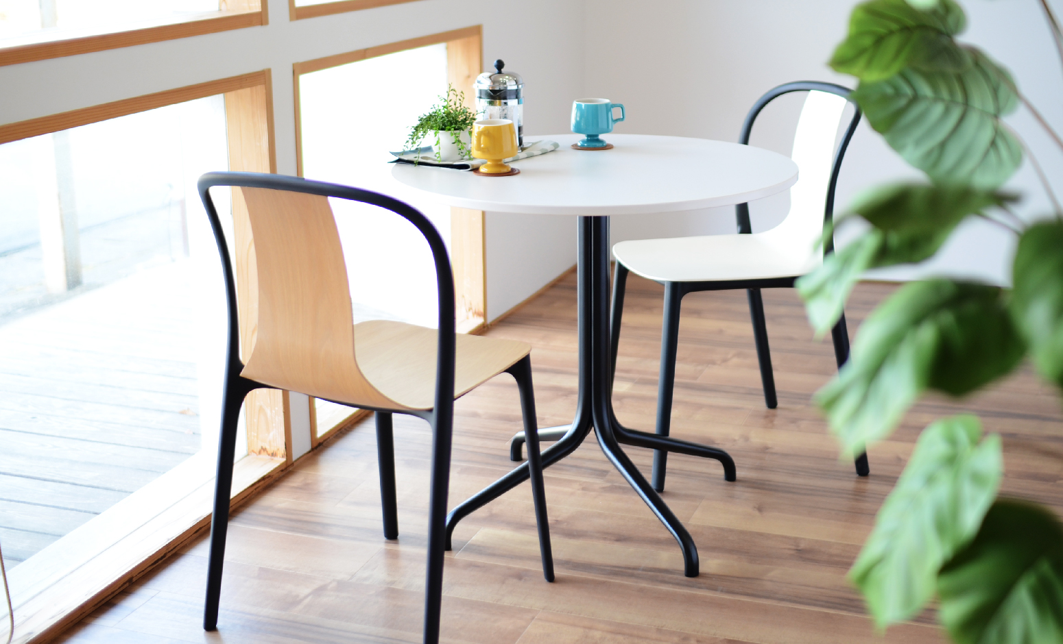 Vitra（ヴィトラ） Belleville Round Table Φ796 indoor（ベルヴィル ラウンドテーブル Φ796 インドア用）メラミンホワイト天板とベルヴィルチェア 