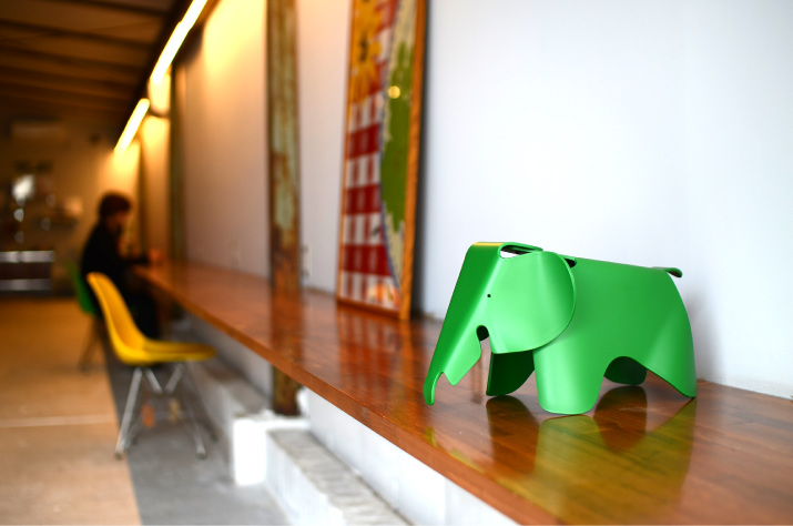 Vitra（ヴィトラ） イームズエレファント スモール（Eames Elephant Small） | インテリアショップvanilla