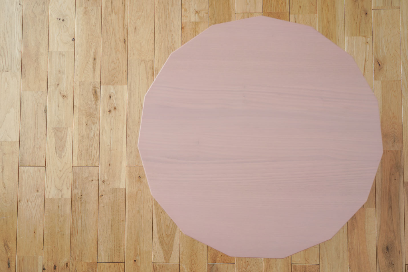 カリモクニュースタンダードのカラーウッドテーブルは家具では珍しい15角形