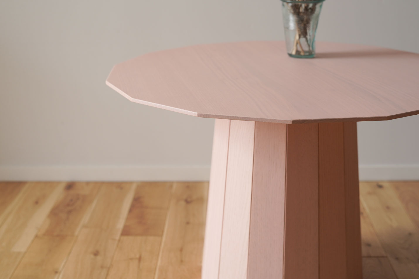 カリモクニュースタンダードのカラーウッドテーブルは高い技術によって製造されています