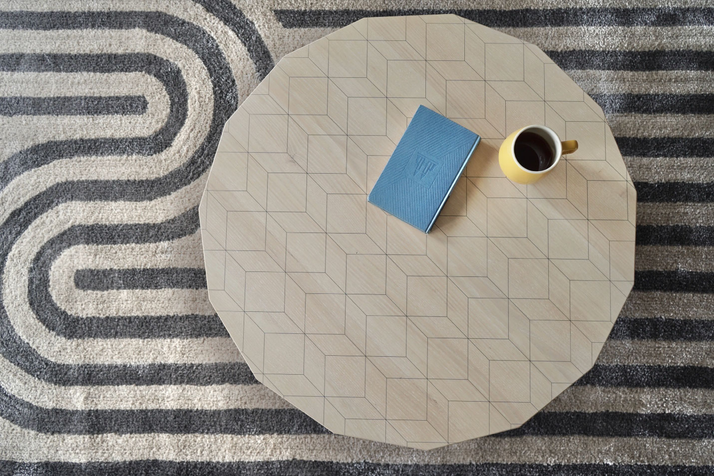カリモクニュースタンダードのカラーウッドテーブルは家具では珍しい15角形