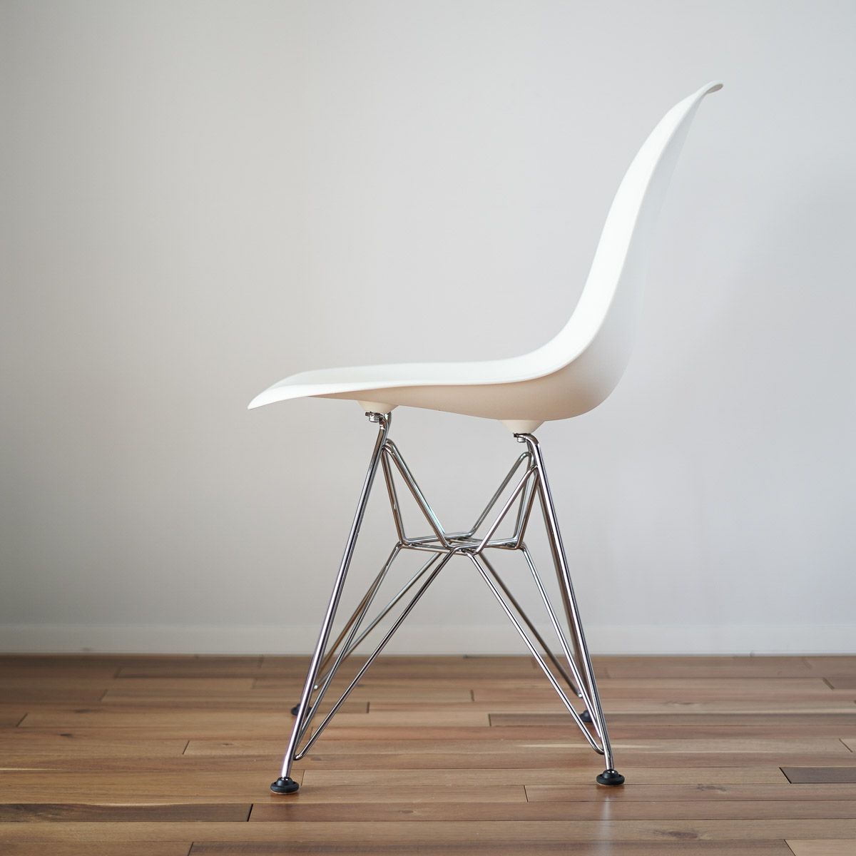 ハーマンミラー（Hermanmiller）イームズ サイドシェルチェア DSR ホワイト クロームベース［DSR. 47 ZF E8］