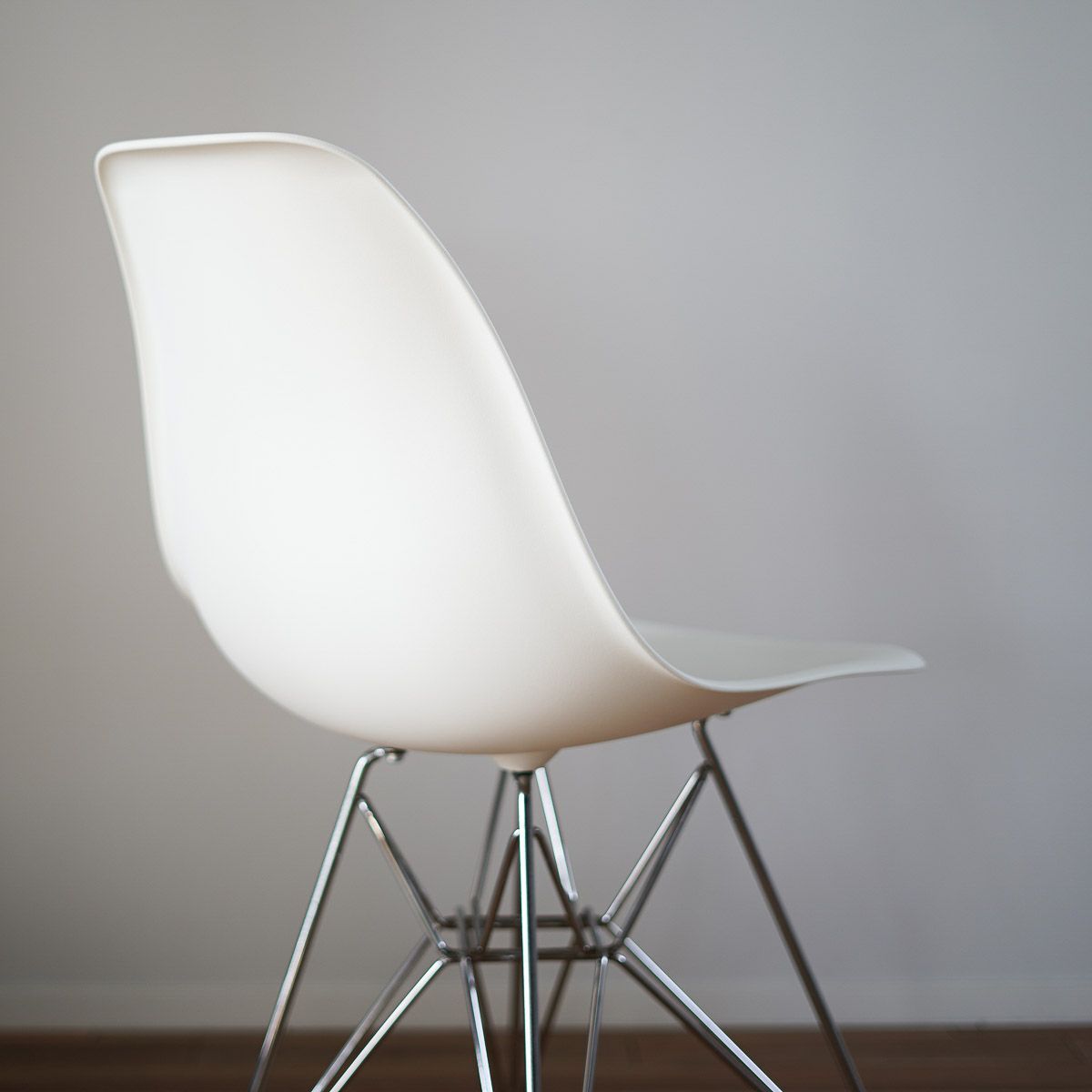 ハーマンミラー（Hermanmiller）イームズ サイドシェルチェア DSR ホワイト クロームベース［DSR. 47 ZF E8］
