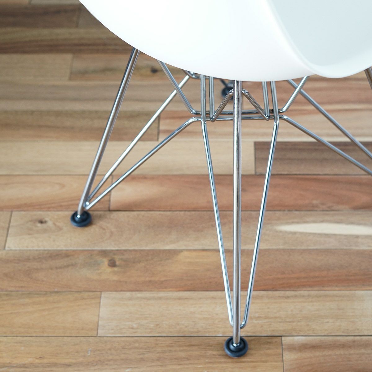 ハーマンミラー（Hermanmiller）イームズ サイドシェルチェア DSR ホワイト クロームベース［DSR. 47 ZF E8］