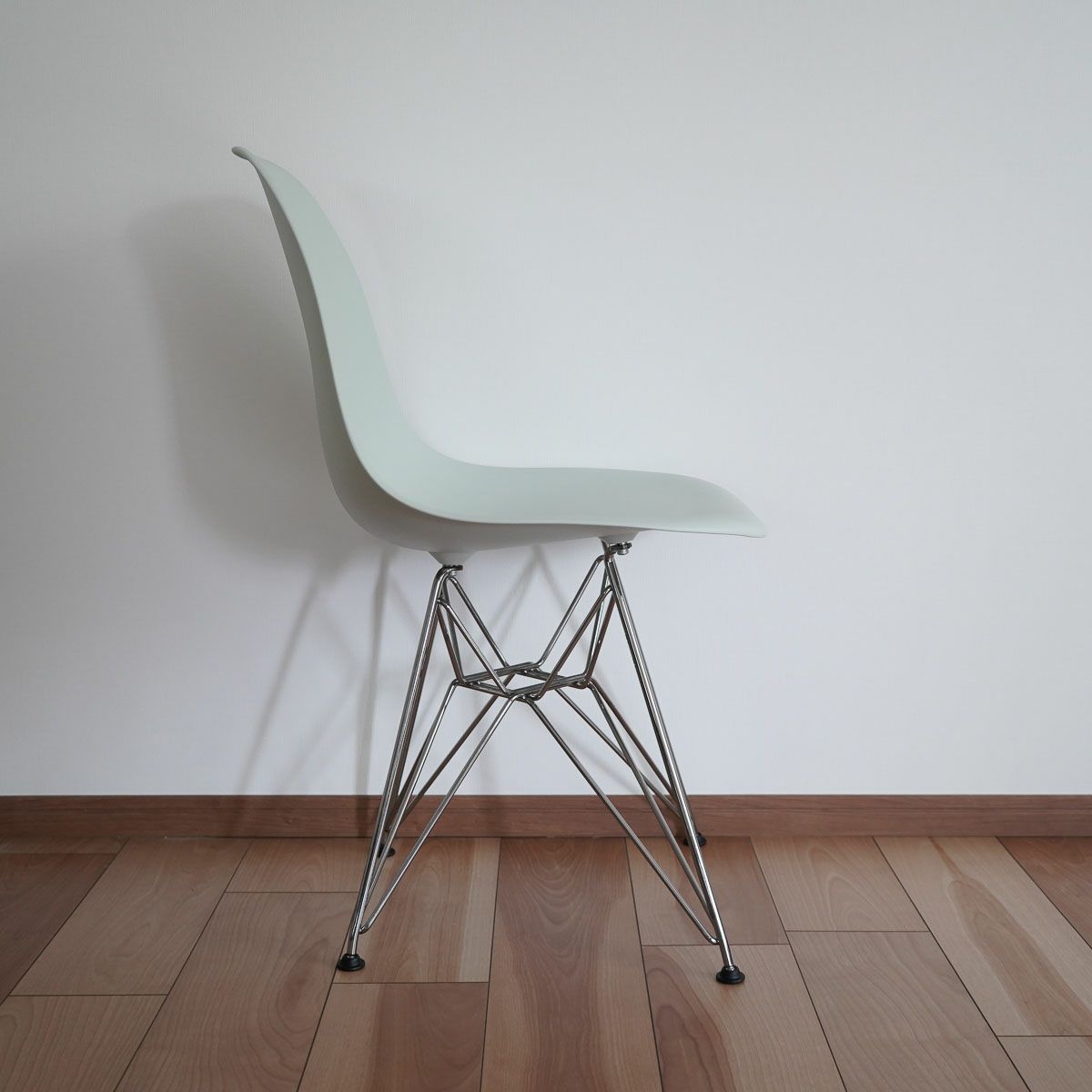 ハーマンミラー（Hermanmiller）イームズ サイドシェルチェア DSR グレーグリーン クロームベース［DSR. 47 RYG E8］