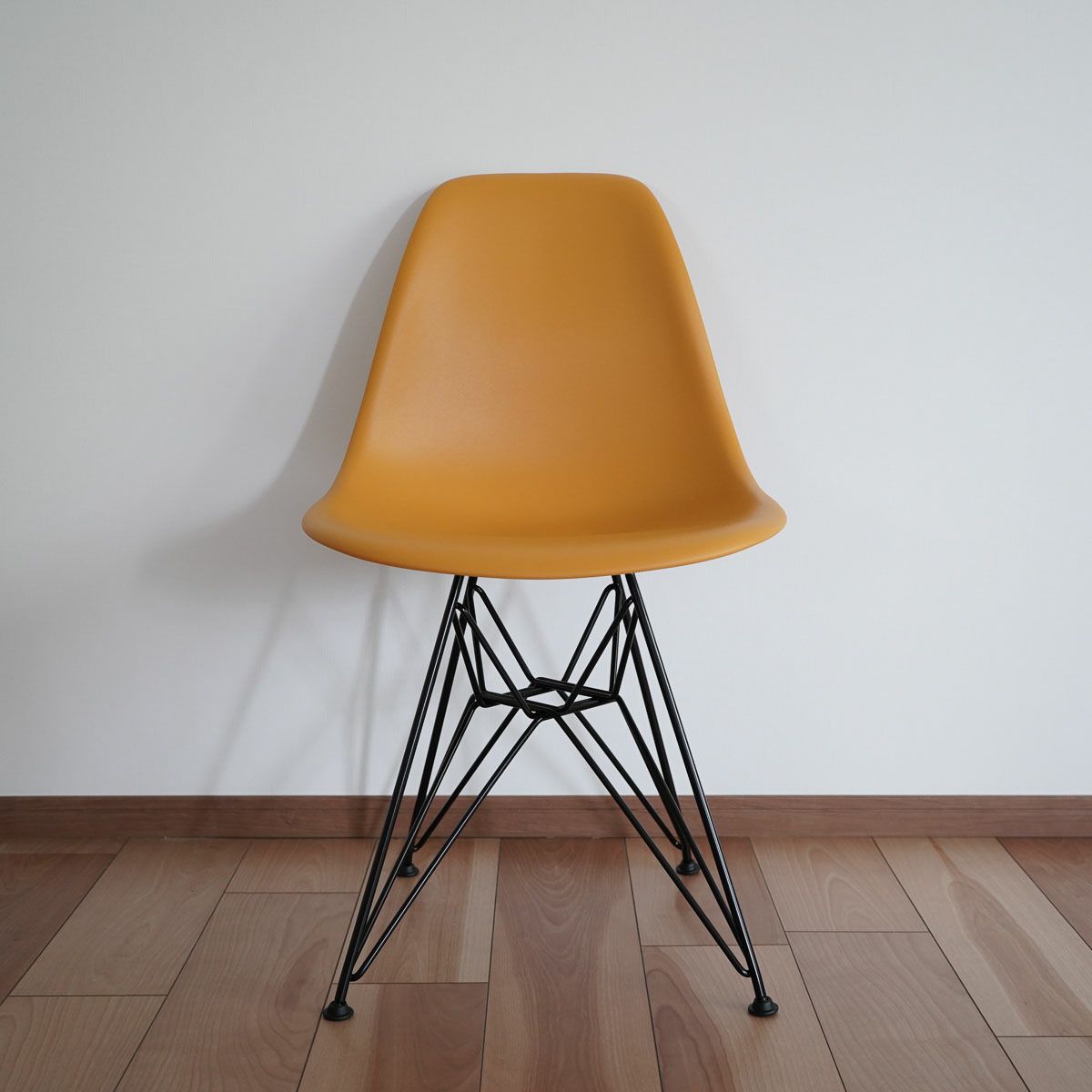 ハーマンミラー（Hermanmiller）イームズ サイドシェルチェア DSR ディープイエロー ブラックベース［DSR. BK DYL E8］