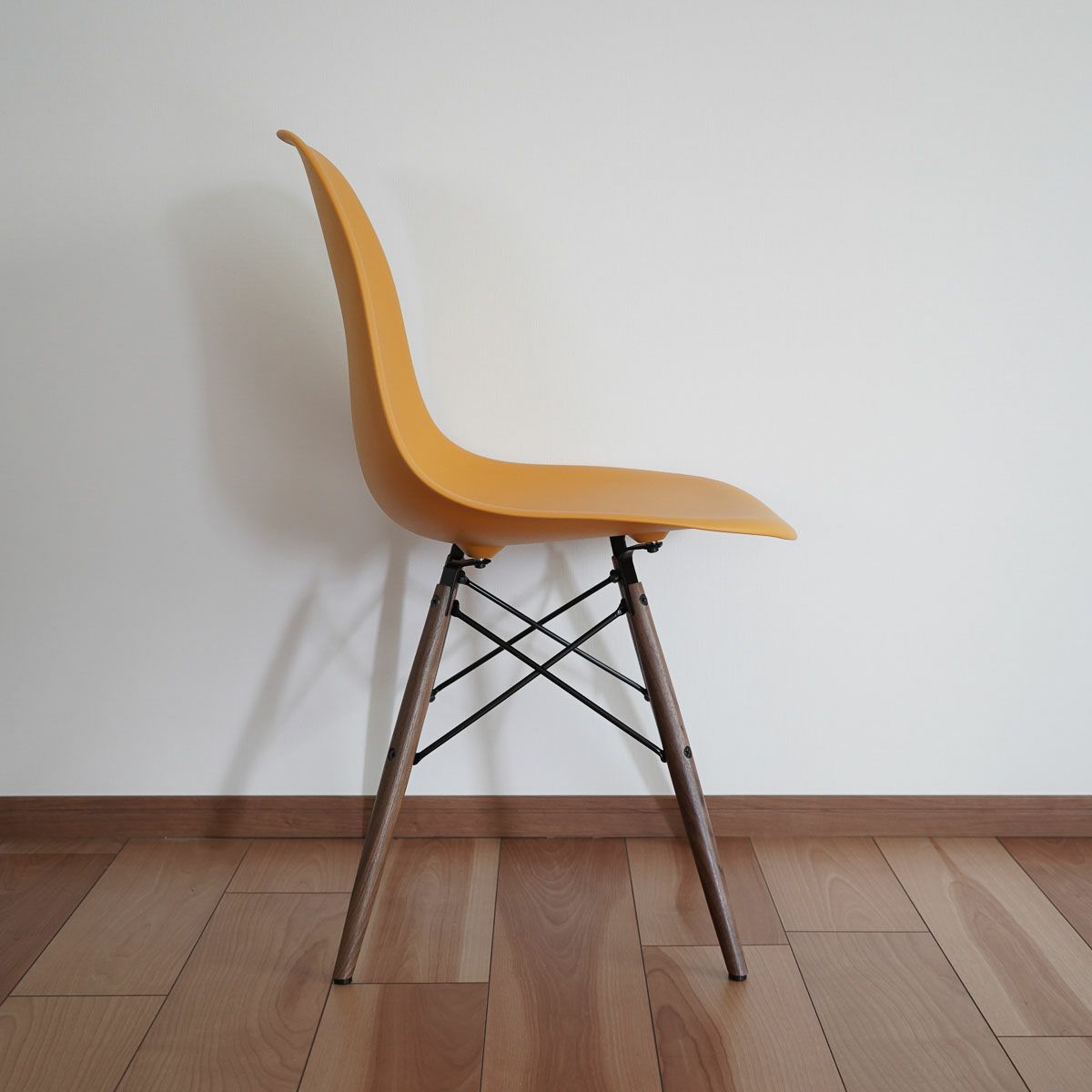 ハーマンミラー（Hermanmiller）イームズ サイドシェルチェア DSW ディープイエロー ブラックベース ウォールナット［DSW. BK OU DYL E8］