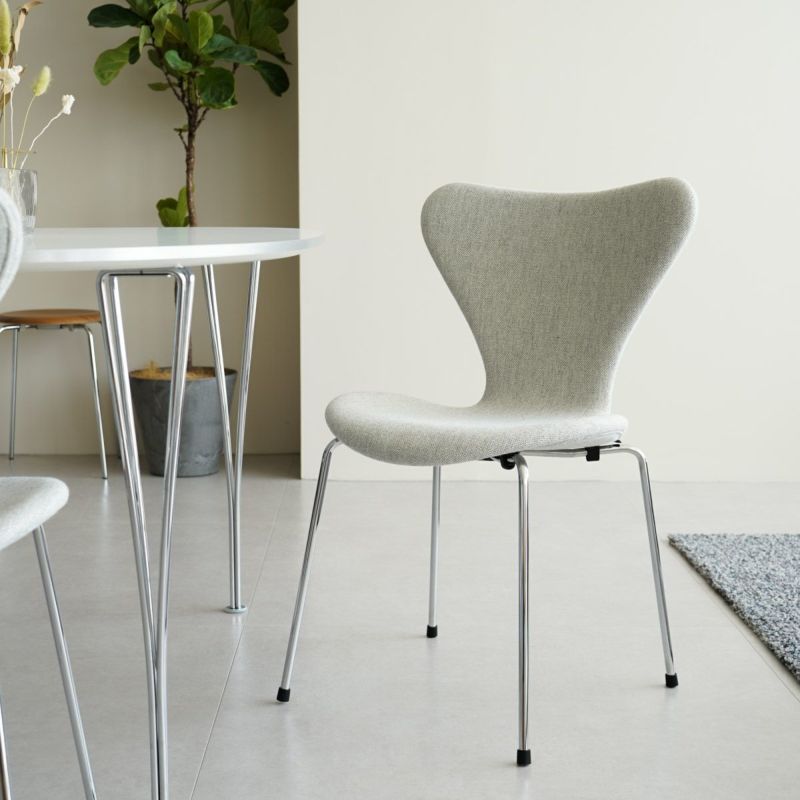 FRITZ HANSEN（フリッツ・ハンセン）SERIES 7（セブンチェア）  フルパディング HALLINGDAL - ホワイト/グレー（110）×クロームベース