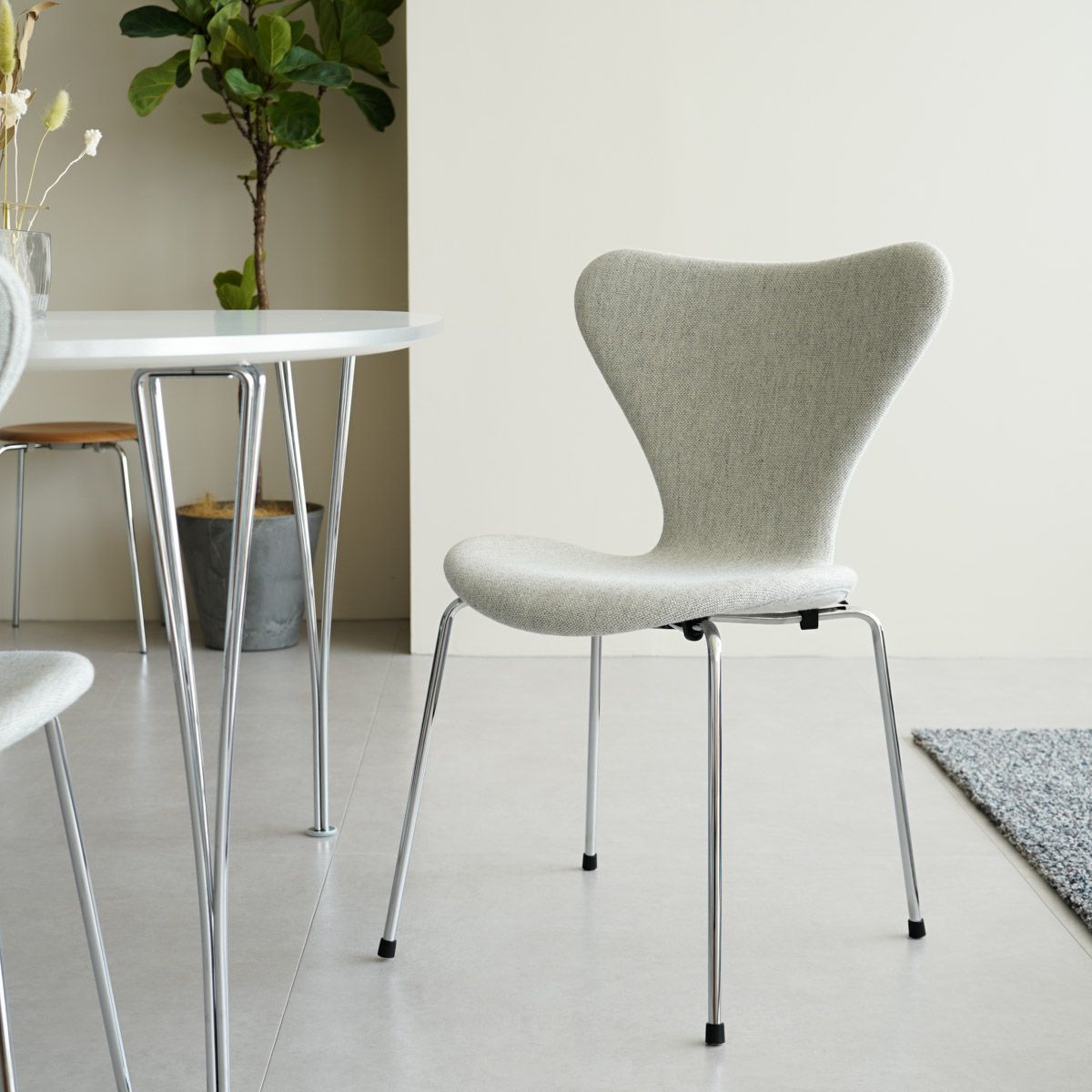 FRITZ HANSEN（フリッツ・ハンセン）SERIES 7（セブンチェア）  フルパディング HALLINGDAL - ホワイト/グレー（110）×クロームベース