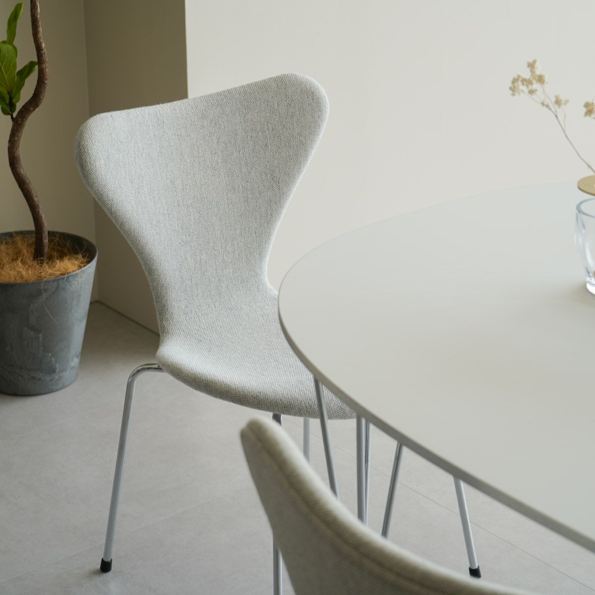 FRITZ HANSEN（フリッツ・ハンセン）SERIES 7（セブンチェア）  フルパディング HALLINGDAL - ホワイト/グレー（110）×クロームベース