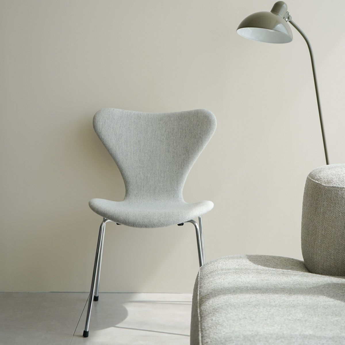 FRITZ HANSEN（フリッツ・ハンセン）SERIES 7（セブンチェア）  フルパディング HALLINGDAL - ホワイト/グレー（110）×クロームベース