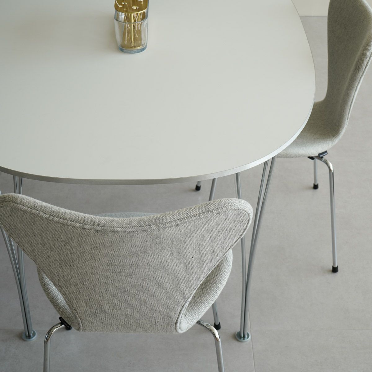 FRITZ HANSEN（フリッツ・ハンセン）SERIES 7（セブンチェア）  フルパディング HALLINGDAL - ホワイト/グレー（110）×クロームベース