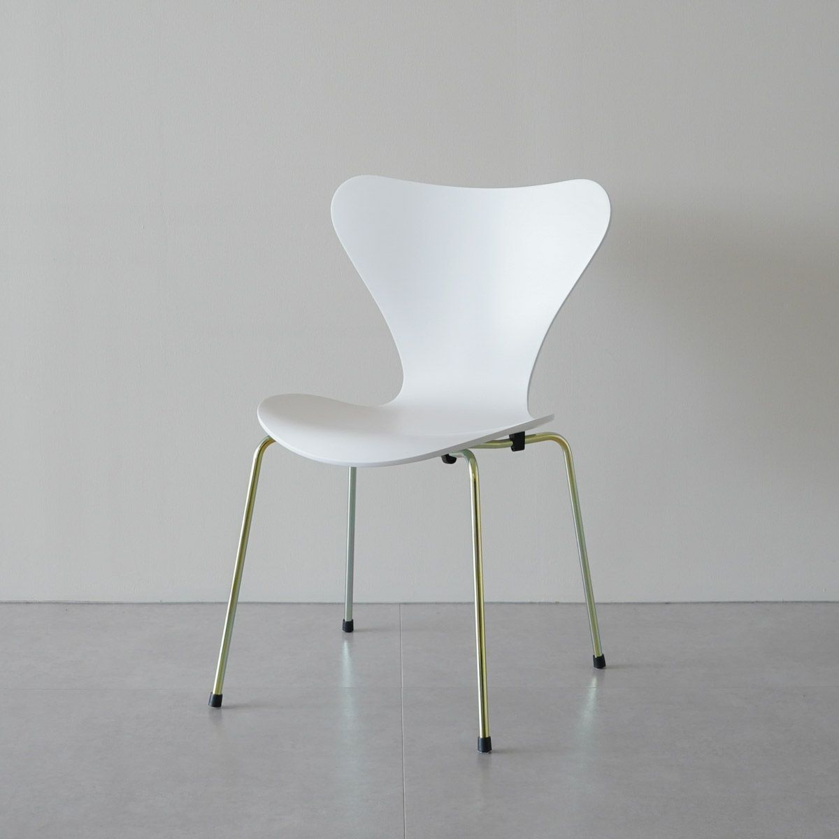 FRITZ HANSEN（フリッツ・ハンセン）SERIES 7（セブンチェア）  ラッカー / 7:14 AM BEIGE（ベージュ×レインボーベース）