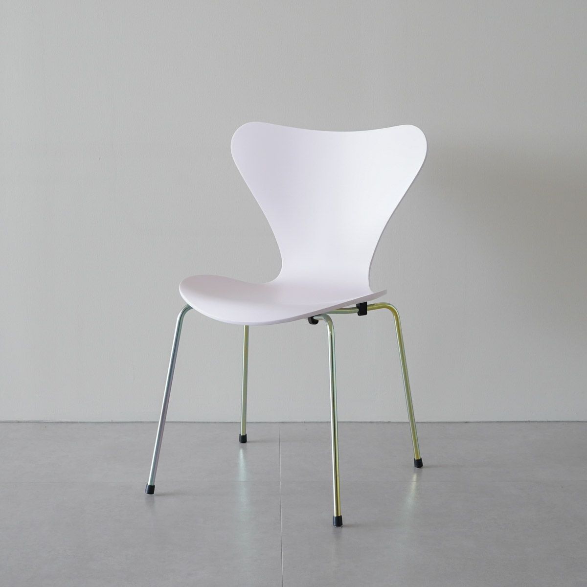 FRITZ HANSEN（フリッツ・ハンセン）SERIES 7（セブンチェア）  ラッカー / 7:14 AM PINK（ピンク×レインボーベース）